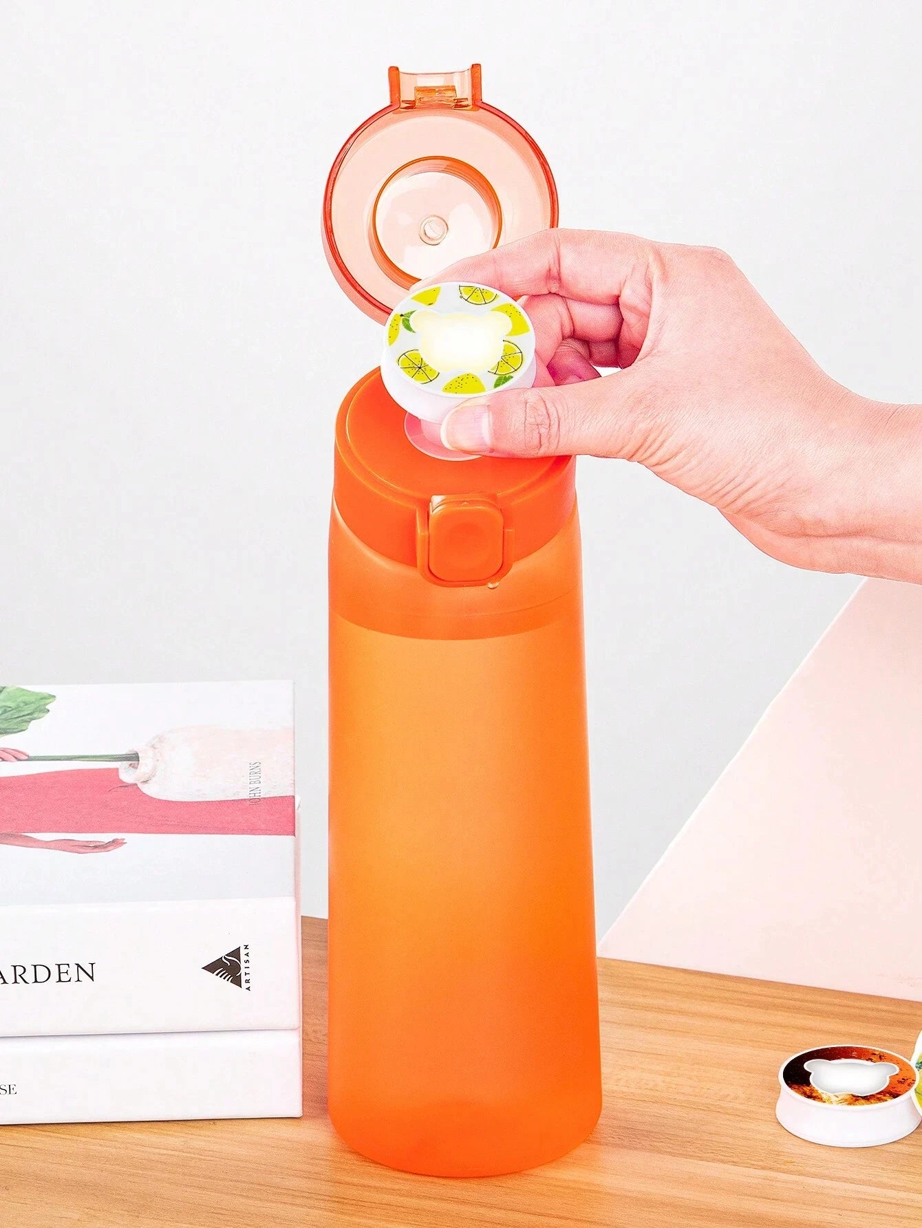 Zaarafy™ 800ml Scented Air Water Bottle – Fruit Flavor Pod, Straw, Flip Lid, Leak-Proof